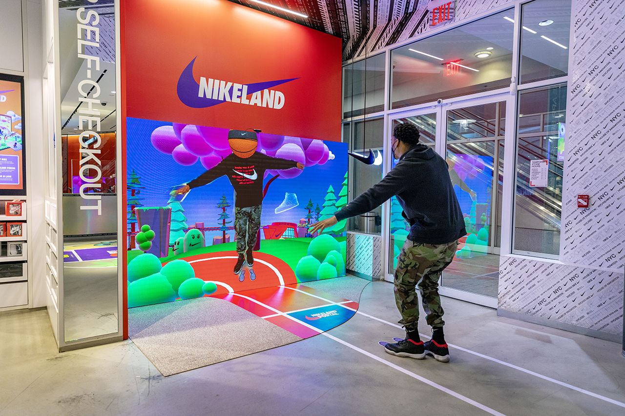 Pengguna berinteraksi dengan instalasi NikeLand yang menghubungkan aktivitas fisik dunia nyata dengan pengalaman gamifikasi virtual di Roblox.